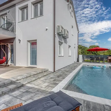Peaceful Blooming With Pool *
