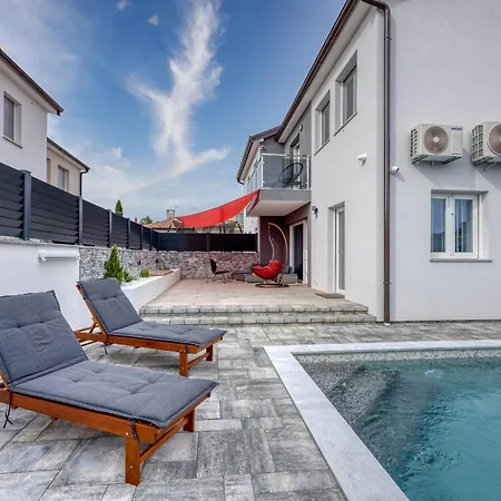 Villa Peaceful Blooming With Pool